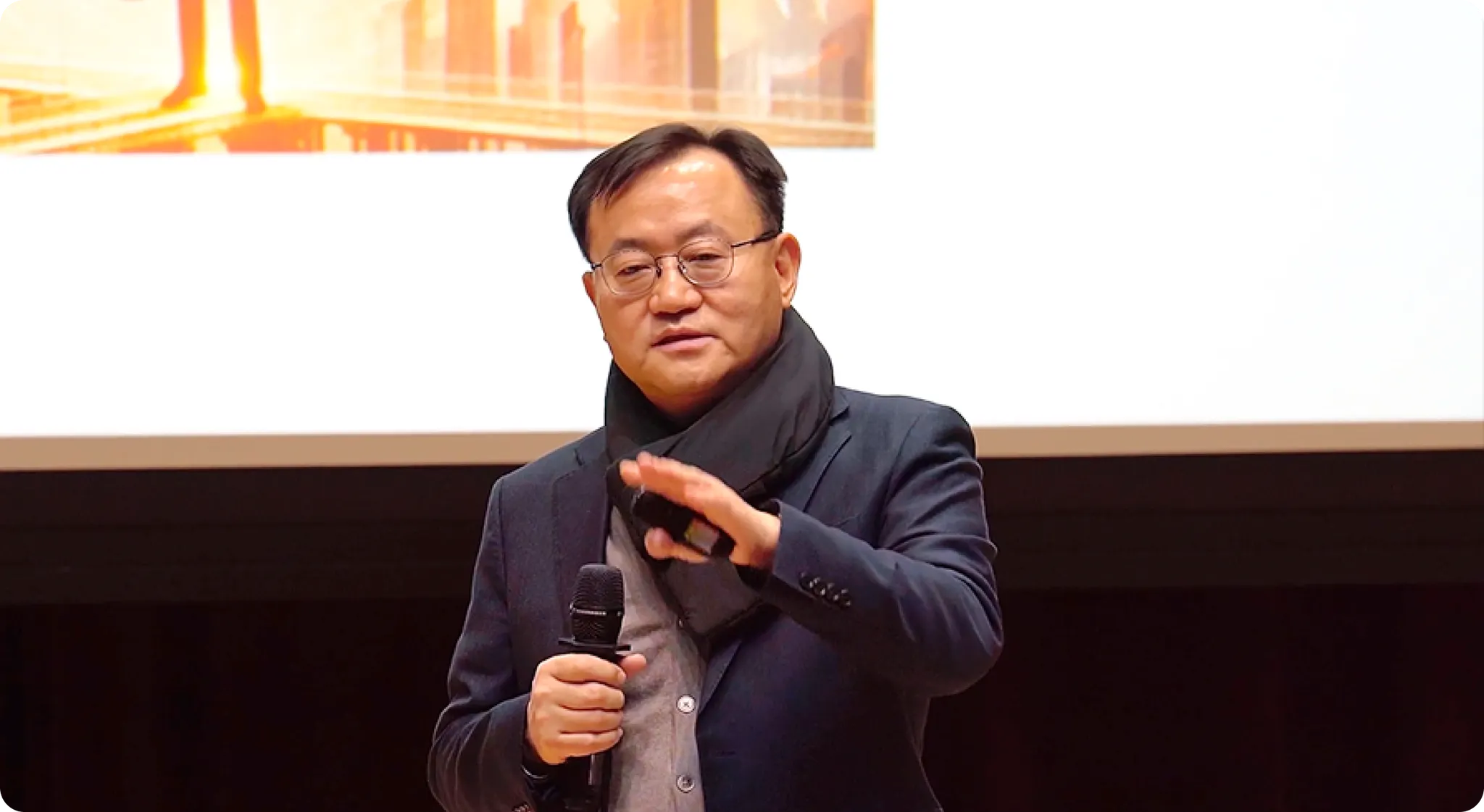 지난 3월 LS미래원에서 진행된 팀장 컨퍼런스에서 특강을 진행하고 있는 명노현 LS 부회장의 모습. (출처: LS그룹 보도자료)