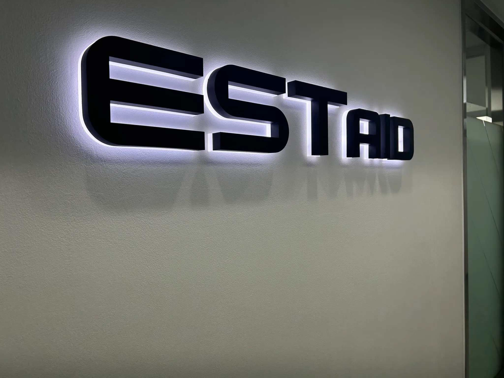 이스트에이드 정문 로고