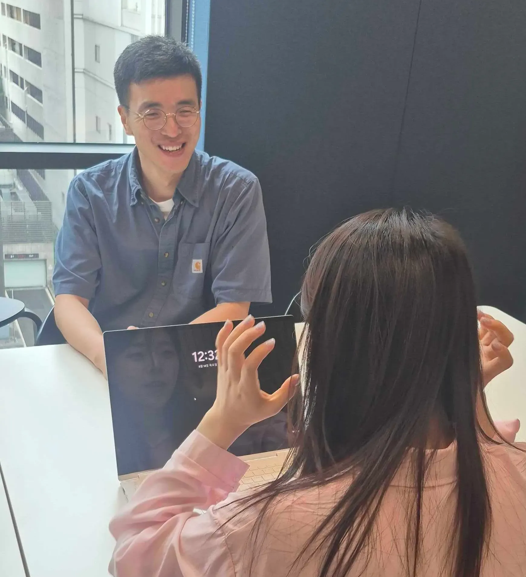 인터뷰 중인 한백 윤우람 대표