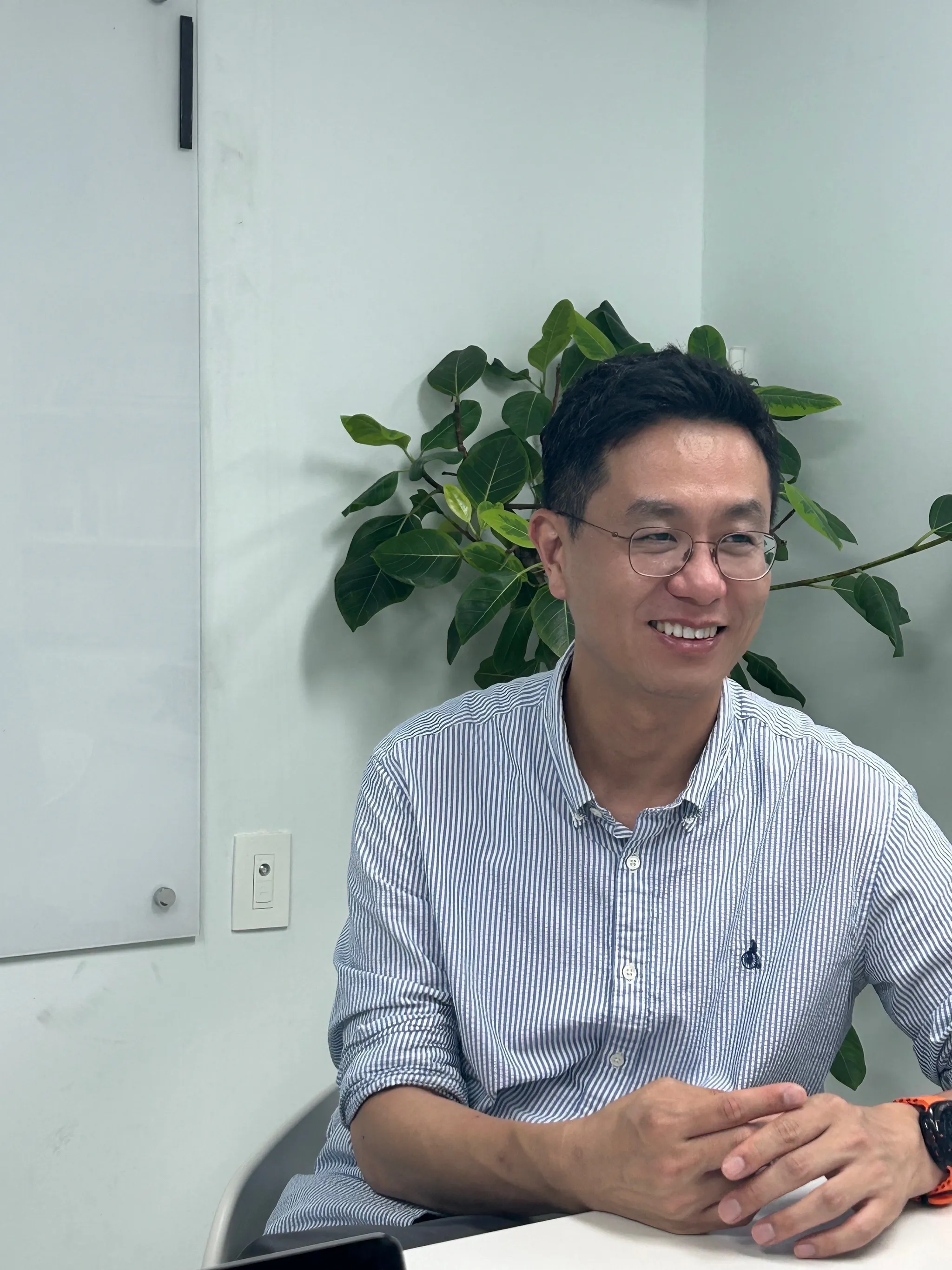 인터뷰 중인 이스트에이드 김남현 대표