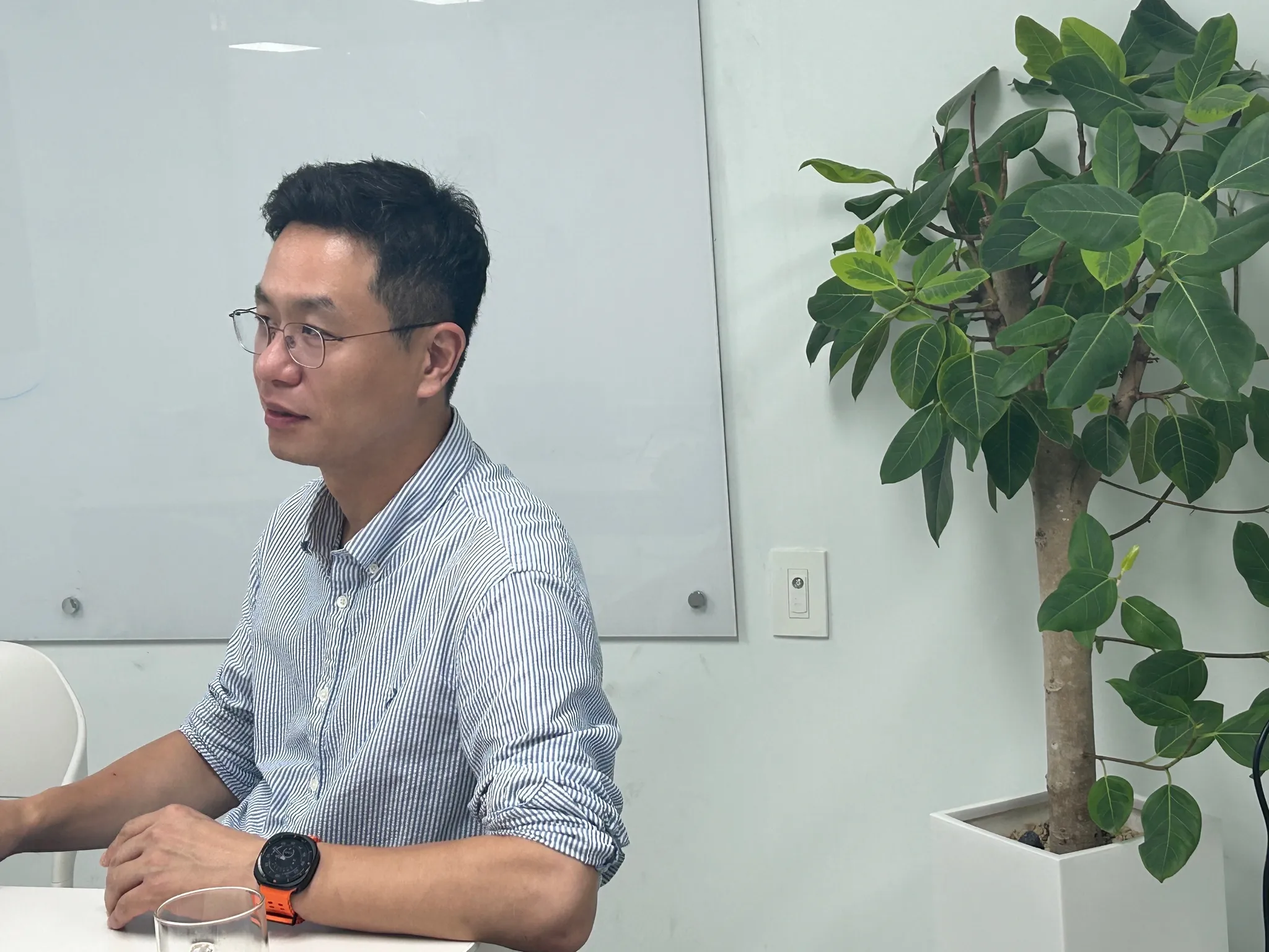 인터뷰 중인 이스트에이드 김남현 대표