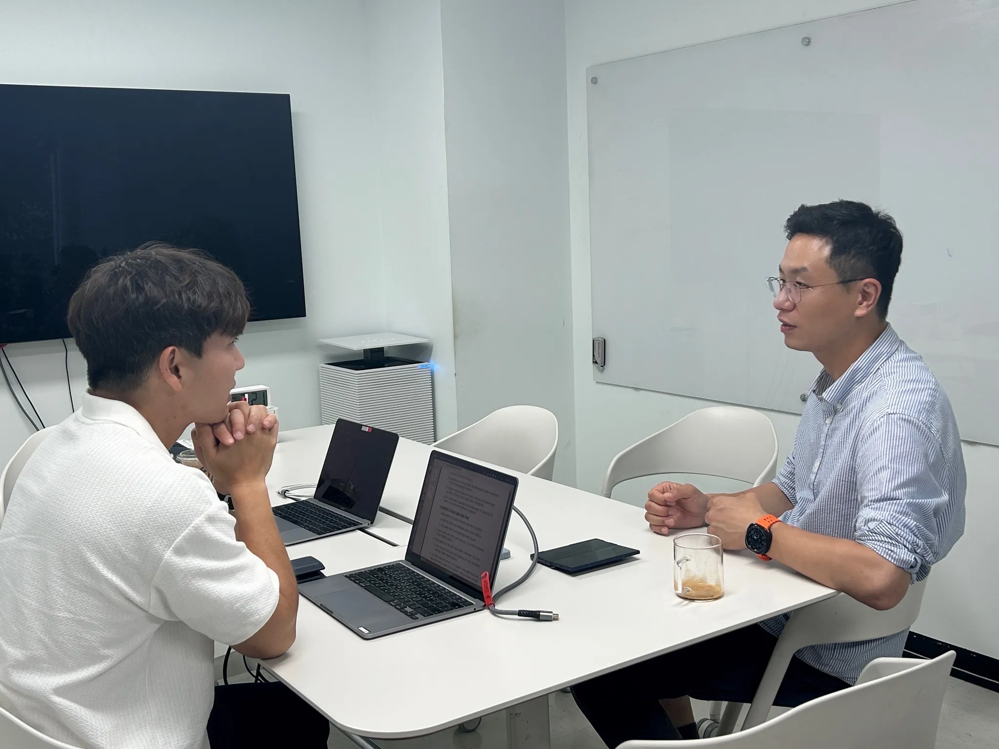 인터뷰 중인 이스트에이드 김남현 대표와 서치라이트AI 양승모 대표