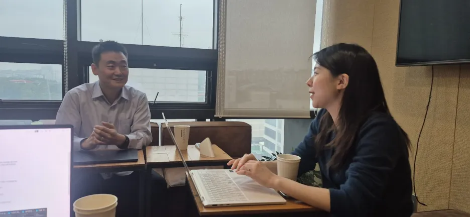 라이브클래스 신철헌 대표와 인터뷰 중인 서치라이트 권소현 매니저(오)